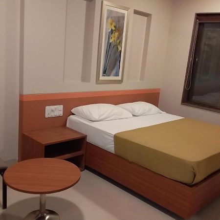 Sai Palace Express Sirdi Kültér fotó